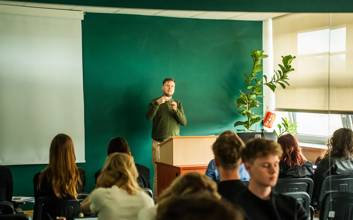 Mówca MPDO prezentuje argument przy mównicy w trakcie debaty