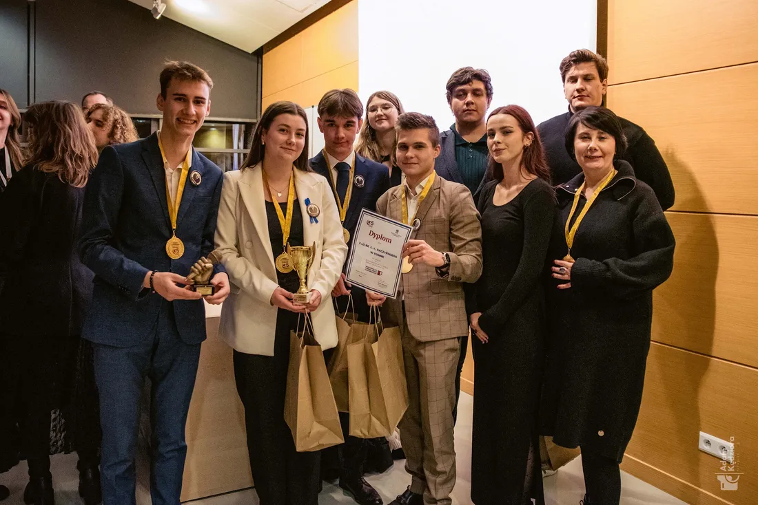 Drużyna II LO im. K. K. Baczyńskiego w Koninie z medalami, pucharem i dyplomem