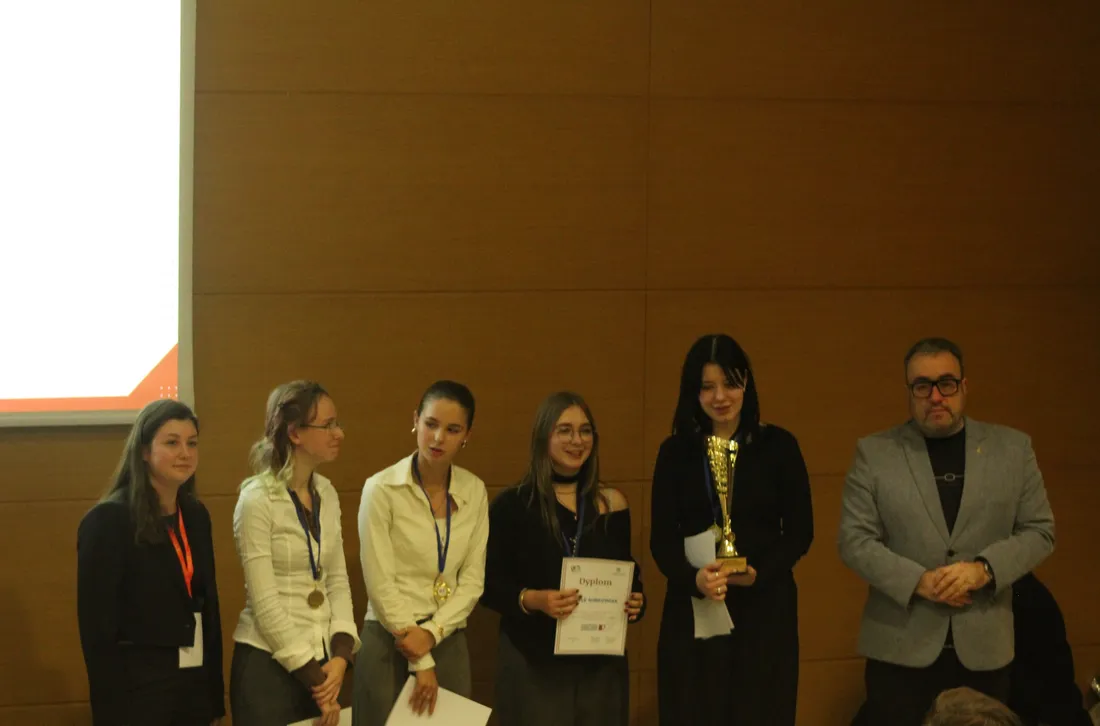 Zwycięska drużyna XXXVIII Dwujęzycznego LO w Poznaniu ze złotym trofeum i dyplomem