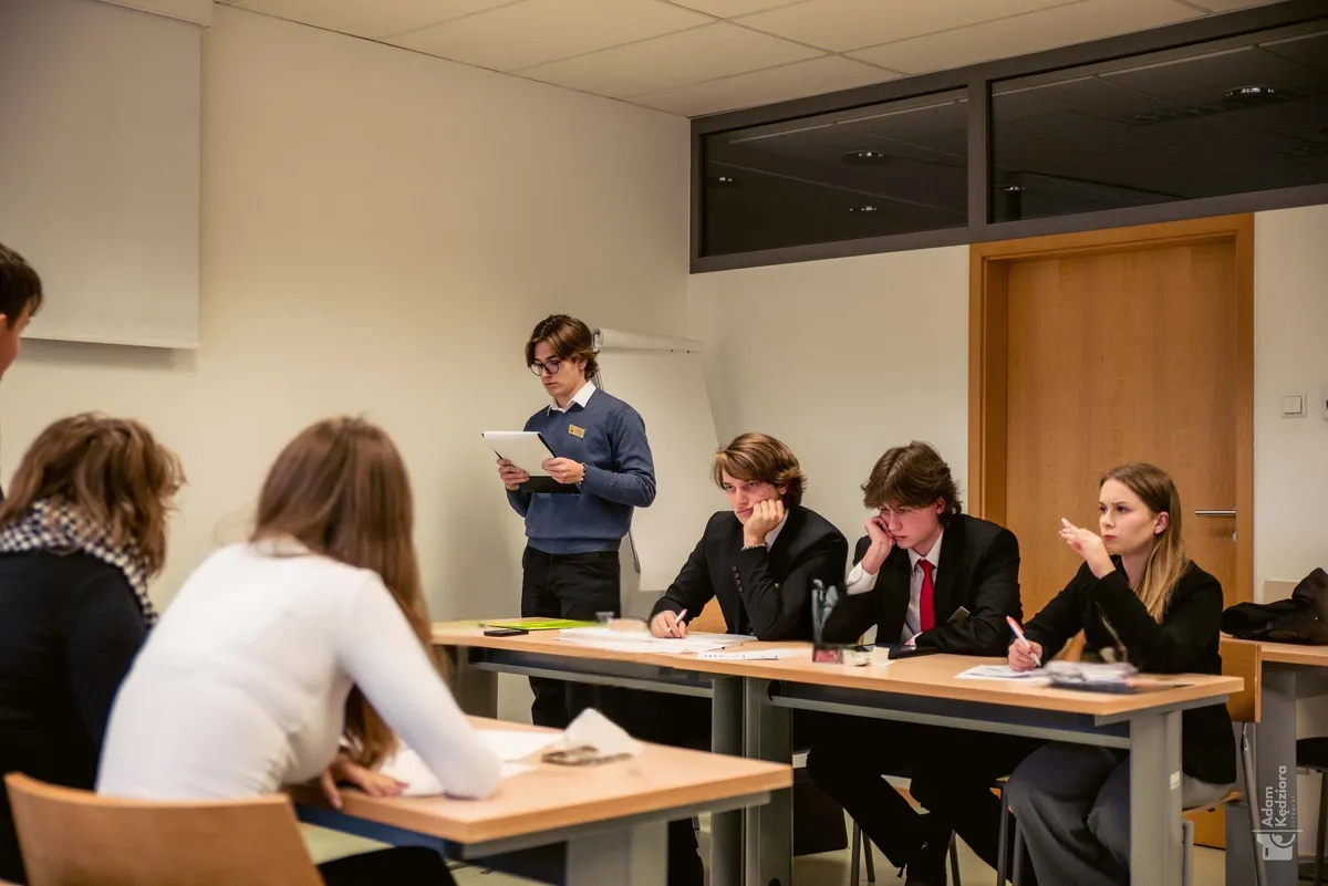 Debata WTDO w sali WNPiD UAM, mówca prezentuje argument