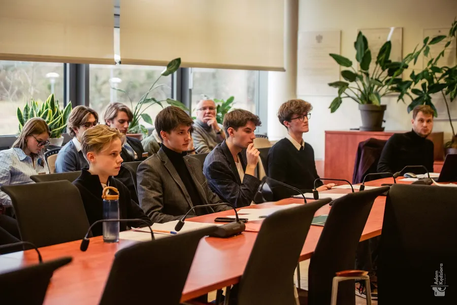 Publiczność i sędziowie WTDO w sali obrad WNPiD UAM