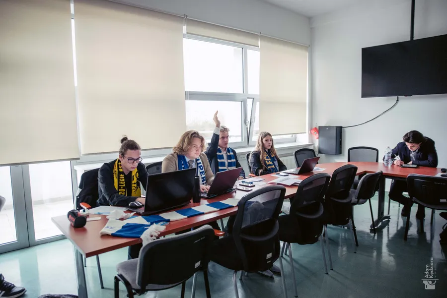 Uczestnicy WTDO słuchają debaty w sali obrad