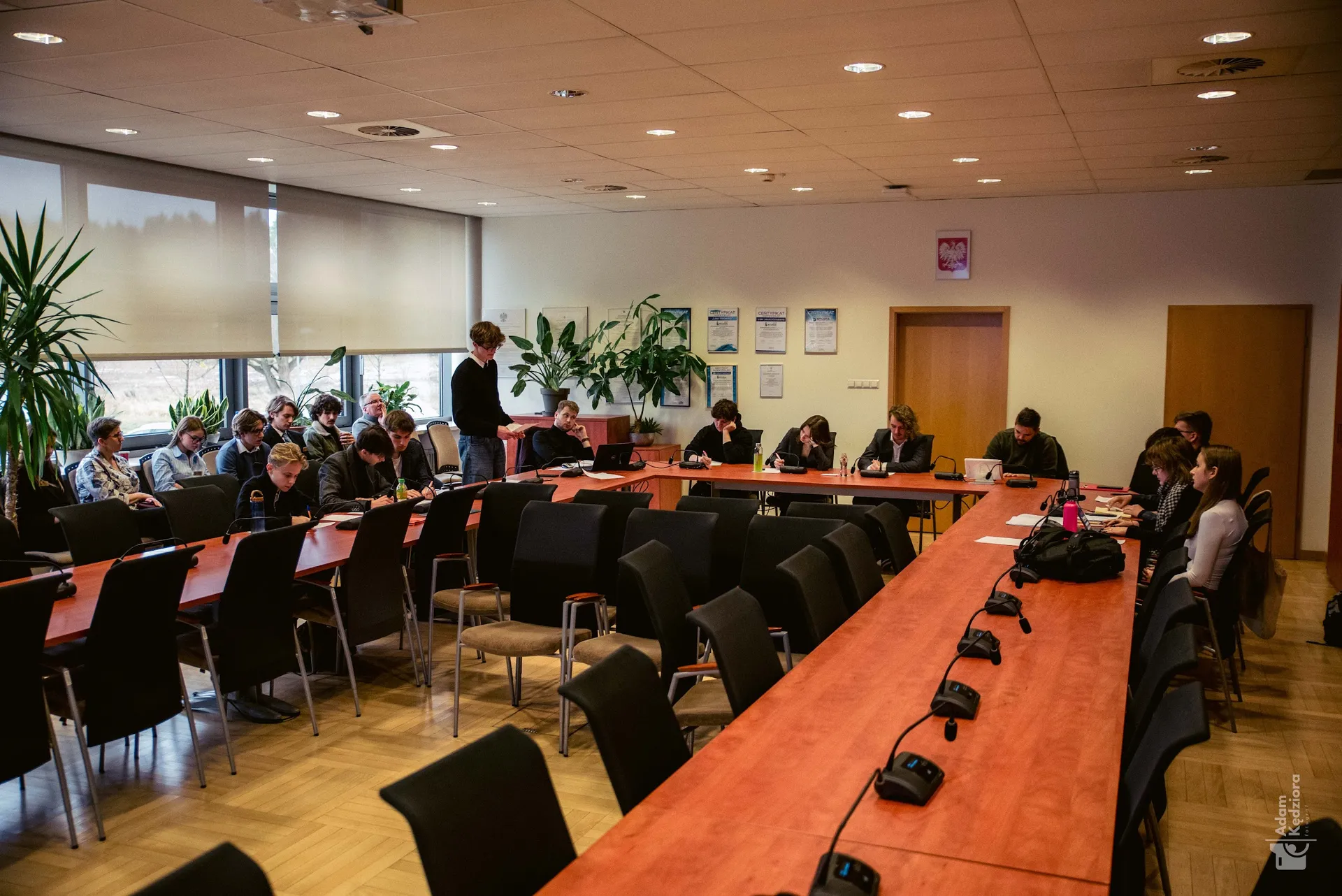 Debata WTDO w sali obrad, mówca prezentuje argument przed uczestnikami i komisją